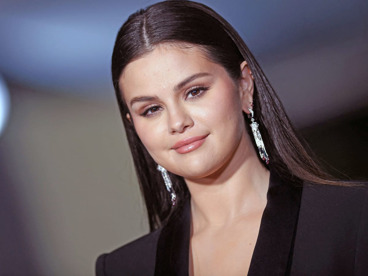 Selena Gomez Embroiled In A ‘Messy’ Catfight With Kendall & Kylie Over